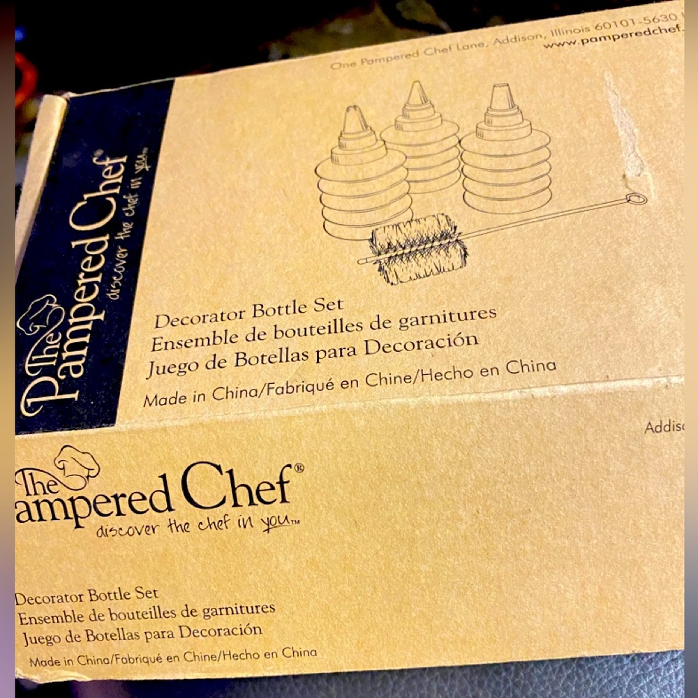 Pampered Chef decorator bottle set. Includes 3 bottles, 3 tips, bottle brush.NIB